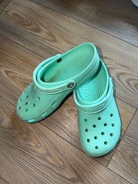 CROCS Classic Clog in Mint Green